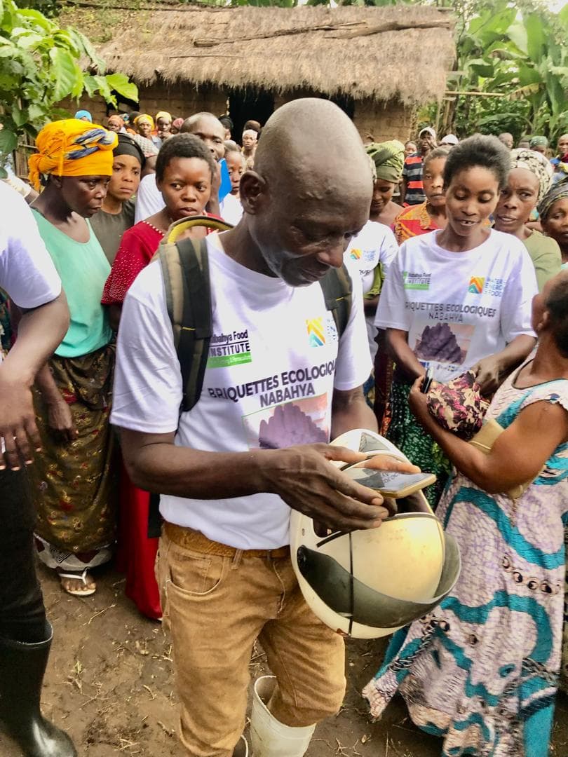 Beneficiary farmers with organic inputs